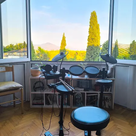 Artsy Downtown Apartment Podgorica